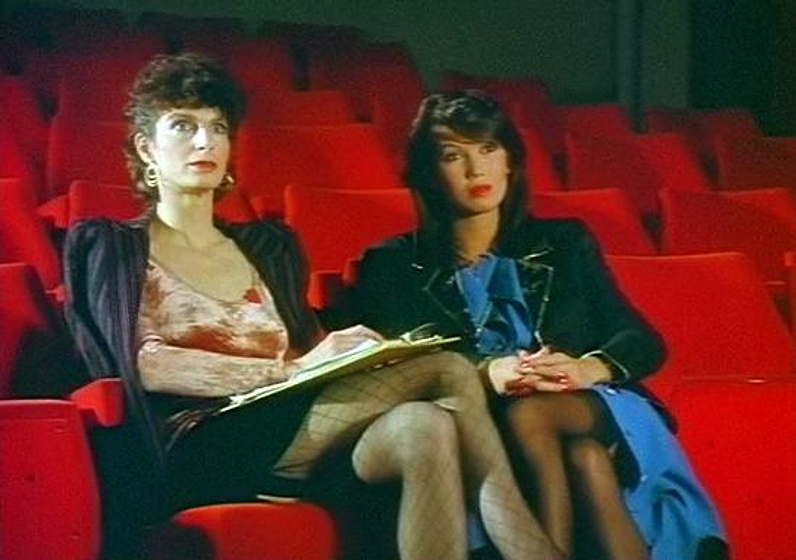 Angie Quick y Geraldine Hooper en emmanuelle-in-soho