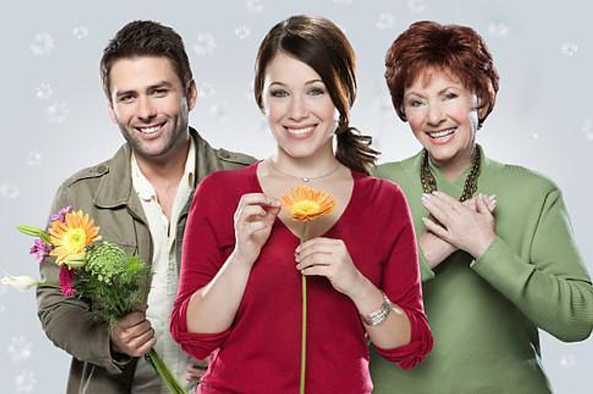 Marla Sokoloff, Marion Ross y Kieren Hutchison en Romance entre las Flores