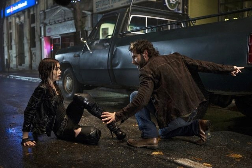 Lily Collins y Aidan Turner en Cazadores de sombras: Ciudad de hueso