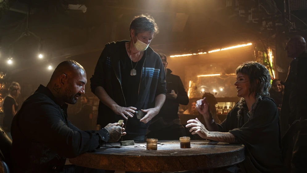 Milla Jovovich, Paul W.S. Anderson y Dave Bautista en tierras-perdidas (Rodaje)