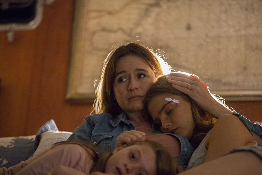 Emily Mortimer, Stefanie Scott y Chloe Perrin en La Posesión de Mary