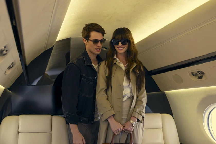 Anne Hathaway y Nicholas Galitzine en la-idea-de-tenerte