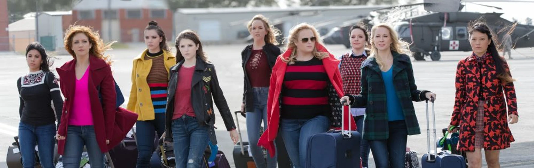 Brittany Snow, Anna Kendrick, Anna Camp, Hailee Steinfeld, Rebel Wilson, Alexis Knapp, Hana Mae Lee, Kelley Jakle, Shelley Regner y Chrissie Fit en dando-la-nota-3