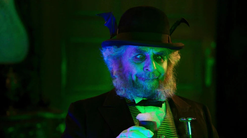 Sylvester McCoy en la-familia-monster