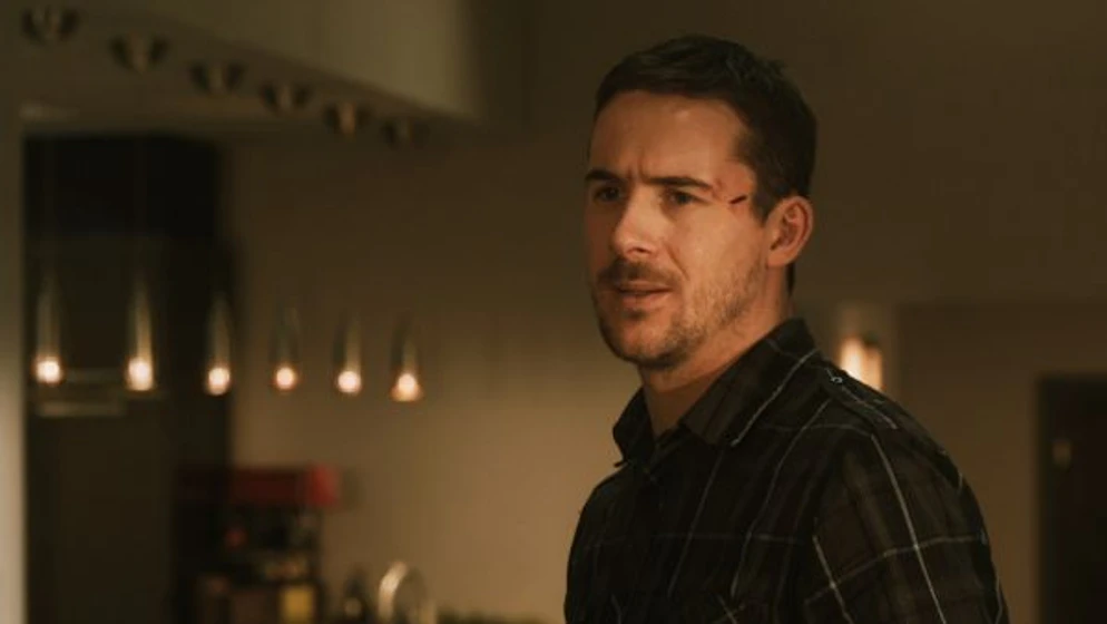Barry Sloane en atrapada-en-la-oscuridad