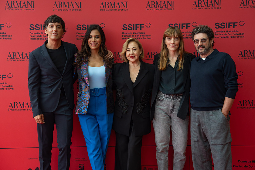 Manolo Solo, Carmen Machi, Elena Trapé y Andrea Bayardo	 en celeste (Festival de San Sebastián. Septiembre 2024)