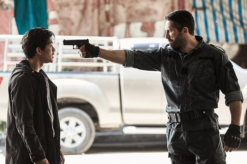 Scott Adkins y Iko Uwais en triple-amenaza