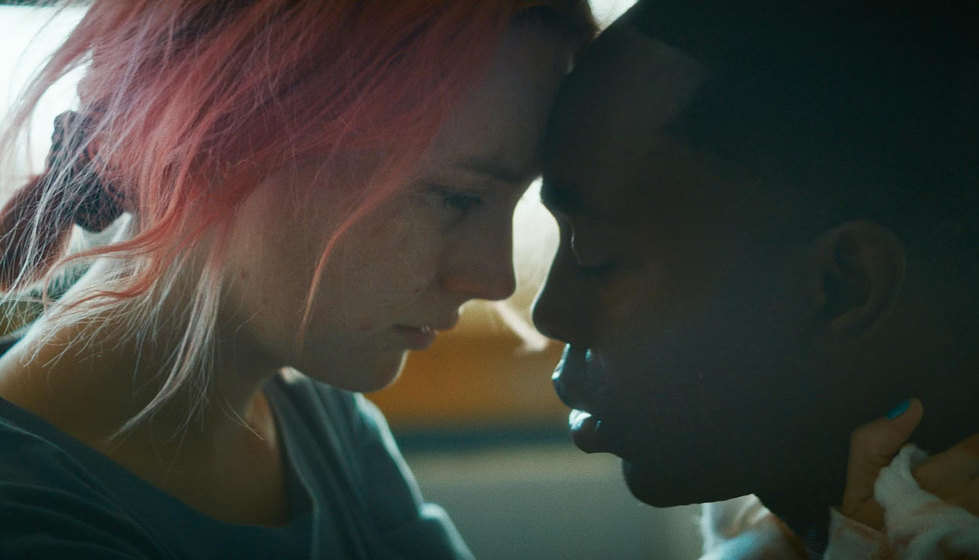 Saoirse Ronan y Paapa Essiedu en The Outrun