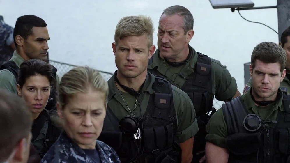 Linda Hamilton y Trevor Donovan en tentaculos-de-las-bermudas