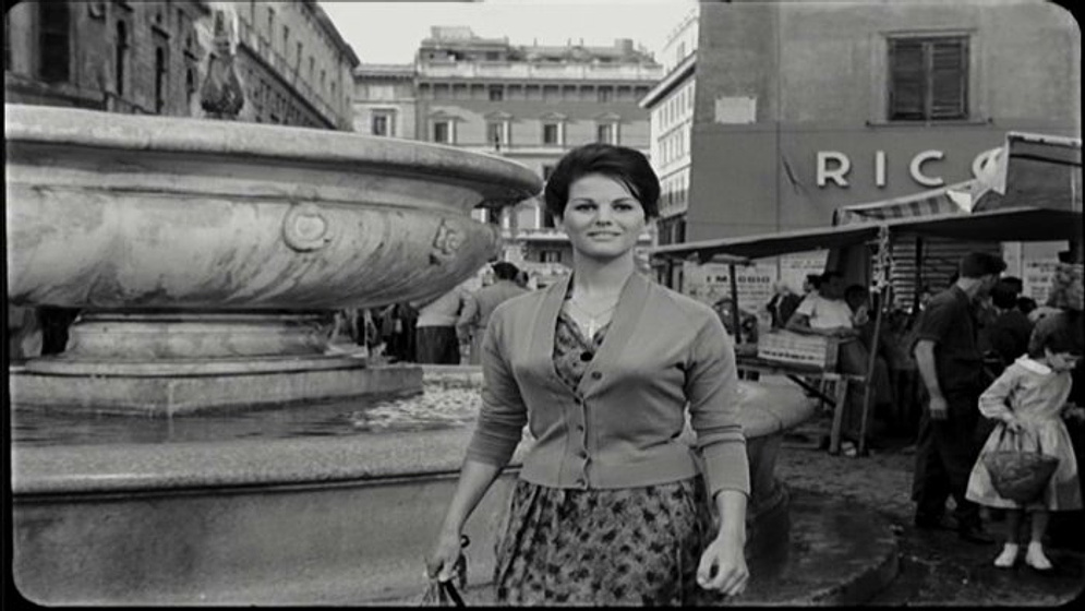 Claudia Cardinale en Un Maldito Embrollo
