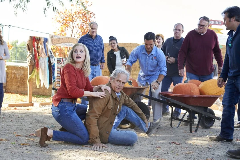 Gregory Harrison y Hailey Smith en amor-en-otono