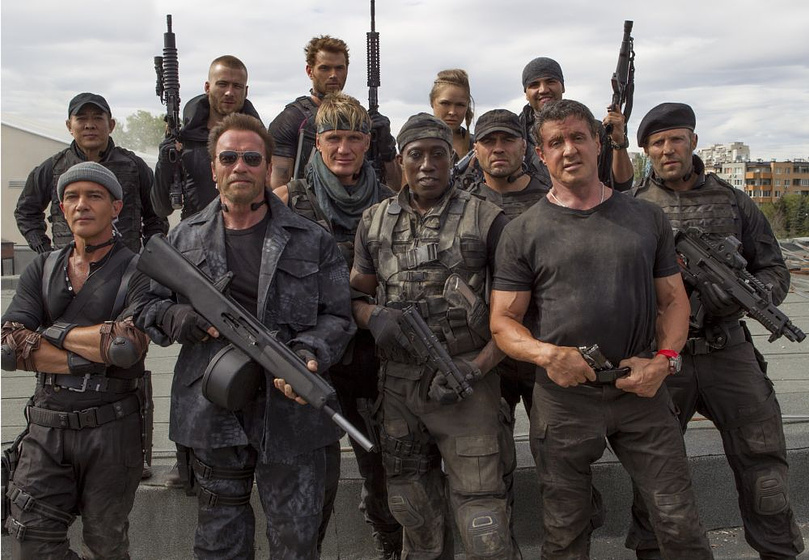 Arnold Schwarzenegger, Sylvester Stallone, Jet Li, Wesley Snipes, Antonio Banderas, Jason Statham, Dolph Lundgren, Kellan Lutz, Randy Couture, Glen Powell, Ronda Rousey y Victor Ortiz en Los Mercenarios 3