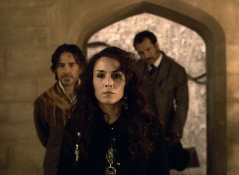 Jude Law, Robert Downey Jr. y Noomi Rapace en Sherlock Holmes: Juego de sombras