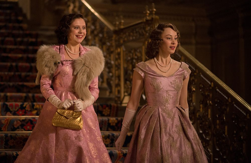 Sarah Gadon y Bel Powley en Noche Real