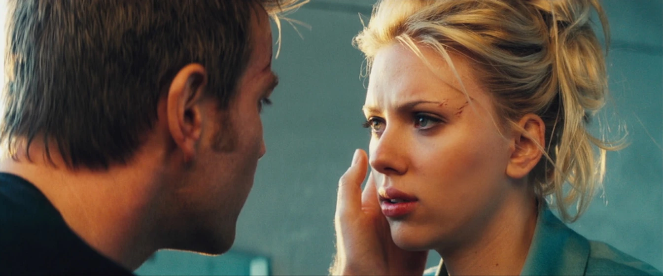 Ewan McGregor y Scarlett Johansson en la-isla-2005