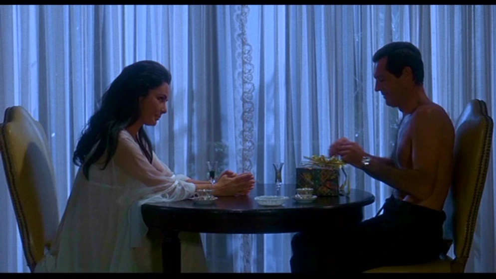 Karin Dor y Frederick Stafford en topaz