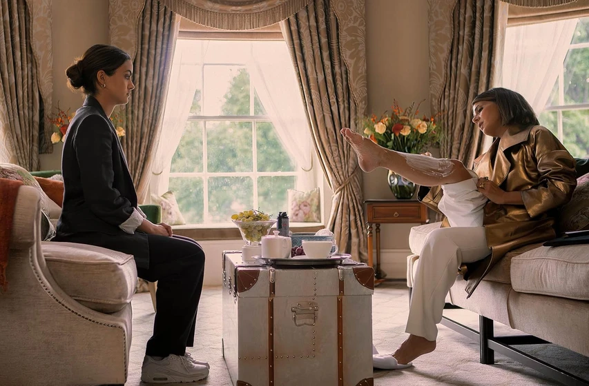 Marisa Tomei y Camila Mendes en upgrade-primera-clase