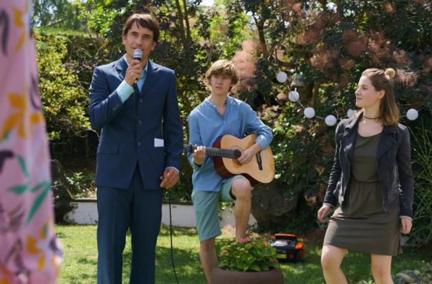 Oliver Mommsen, Rieke Seja y Alessandro Schuster en papa-en-las-nubes