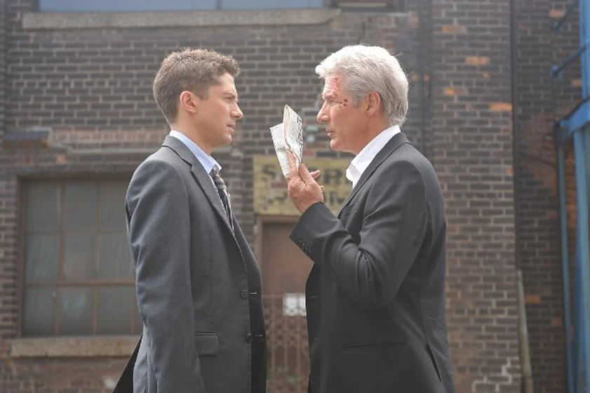 Richard Gere y Topher Grace en la-sombra-de-la-traicion