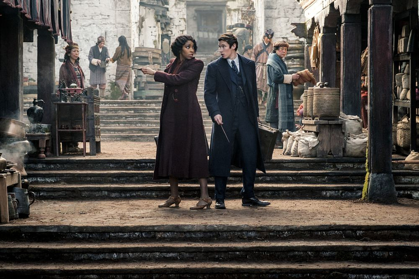 Jessica Williams y Callum Turner en Animales Fantásticos: Los Secretos de Dumbledore