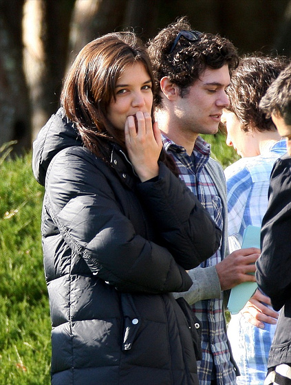Katie Holmes y Adam Brody en The Romantics