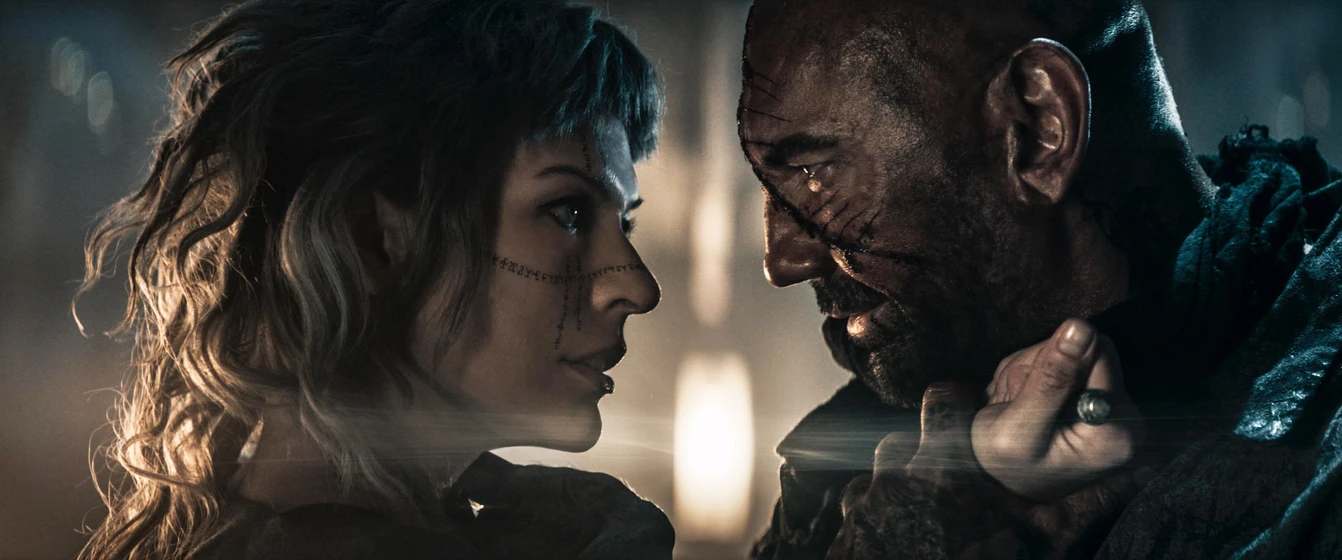 Milla Jovovich y Dave Batista en Tierras Perdidas