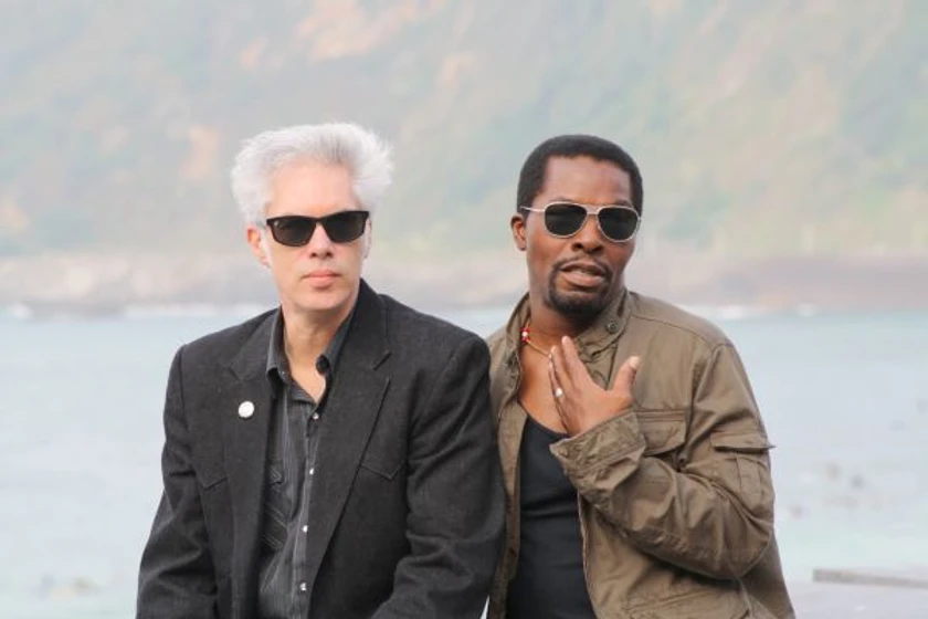 Jim Jarmusch y Isaach De Bankolé en Tonto quien lo lea (The limits of control)