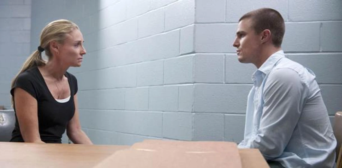 Tracy Pollan y Stephen Amell en justicia-para-natalee