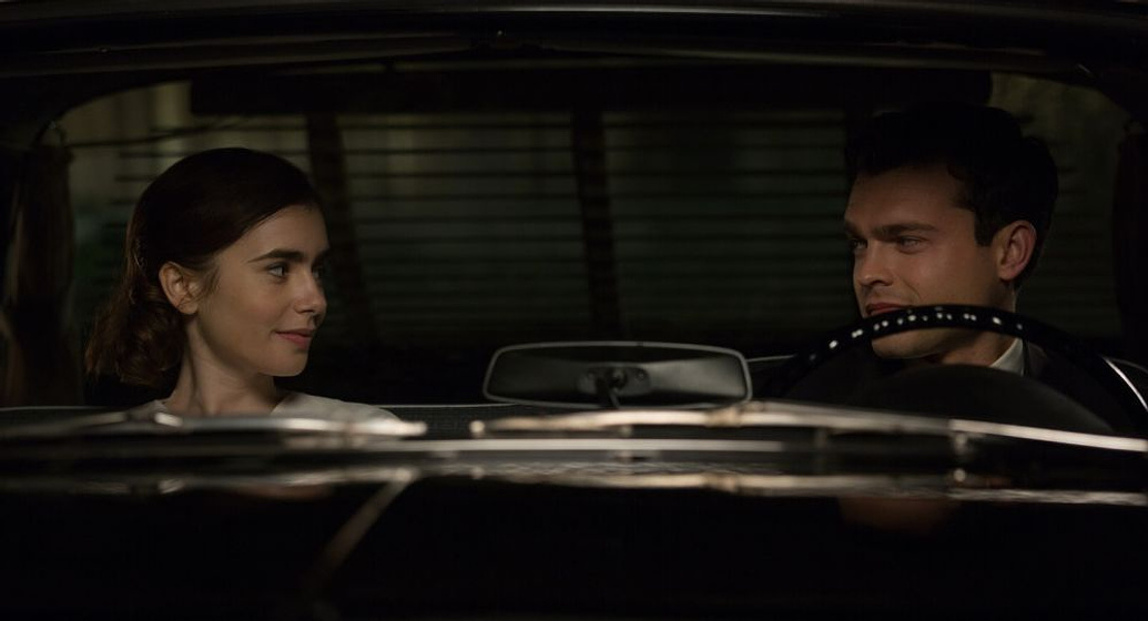 Alden Ehrenreich y Lily Collins en La Excepción a la Regla