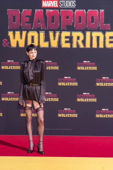 Emma Corrin en Deadpool y Lobezno