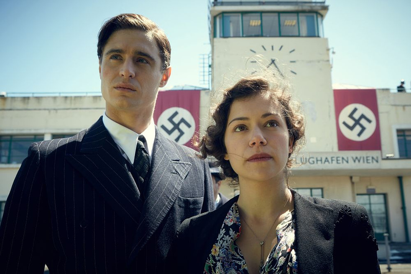Tatiana Maslany y Max Irons en La Dama de oro