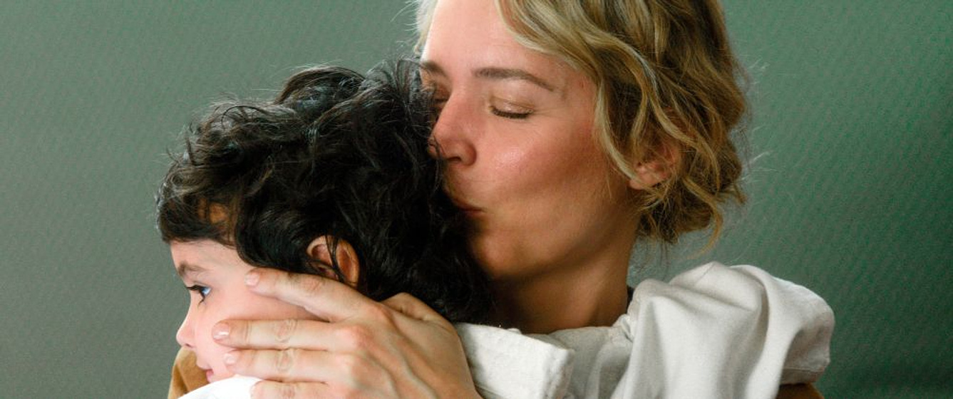 Virginie Efira y Callie Ferreira-Goncalves en Los Hijos de Otros