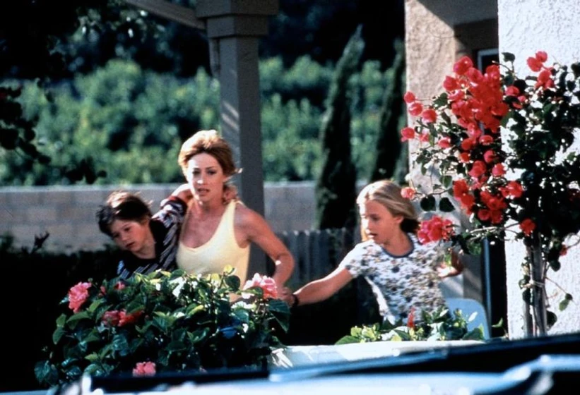 Alex D. Linz, Sharon Lawrence y Emily Bridges en la-maldicion-1996
