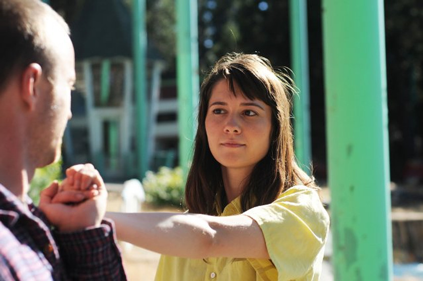 Mary Elizabeth Winstead y Aaron Paul en Smashed