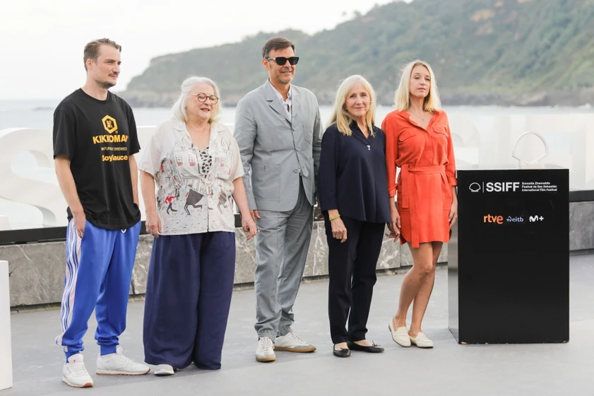 Josiane Balasko, Ludivine Sagnier, Hélène Vincent, Francisco Gózon y Pierre Lottin en cuando-cae-el-otono (Festival de San Sebastián. Septiembre 2024)