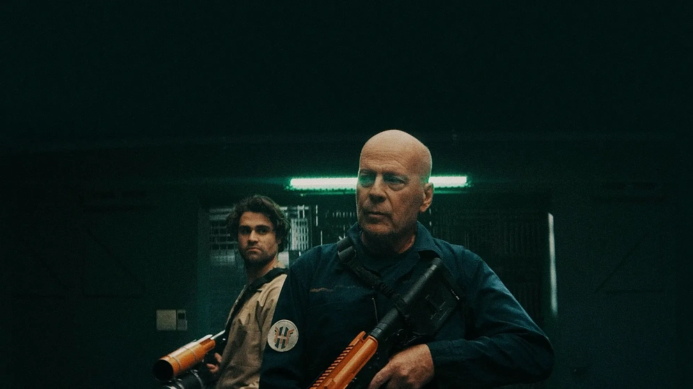 Bruce Willis en Amenaza en el Espacio (Anti-Life: La Brecha)