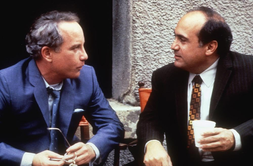 Danny DeVito en dos-estafadores-y-una-mujer