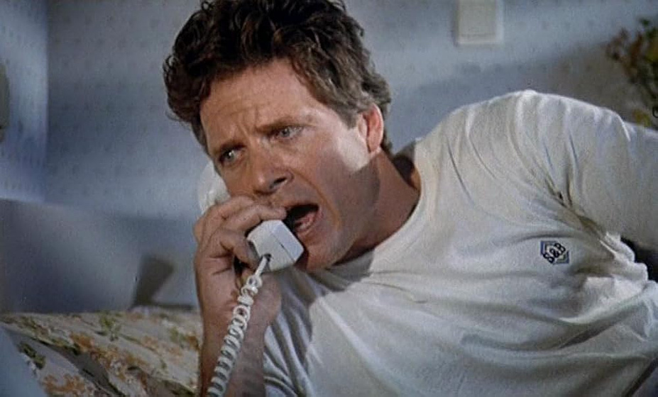 Steve Bond en espiando-a-marina