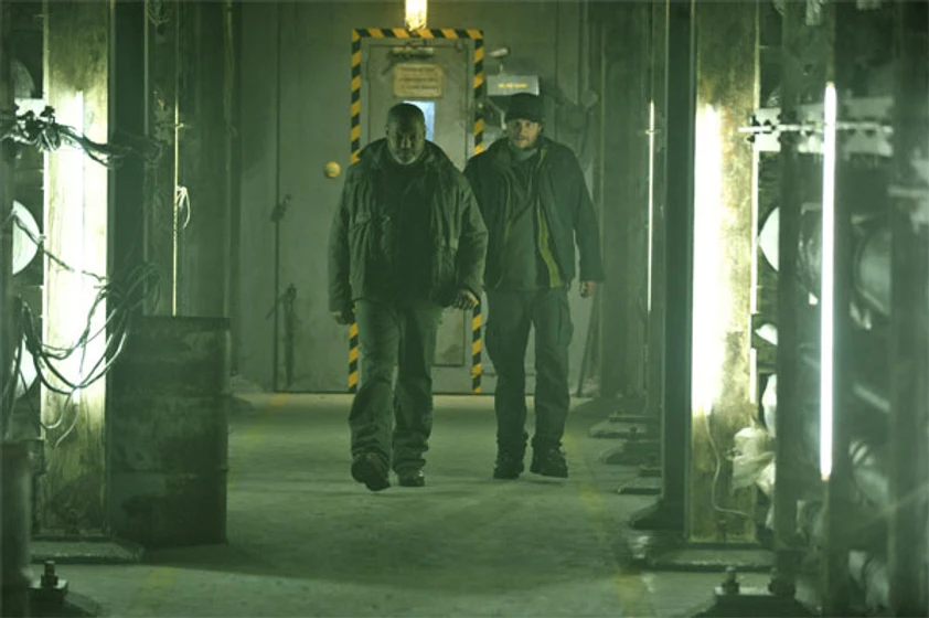 Laurence Fishburne y Kevin Zegers en colonia-v