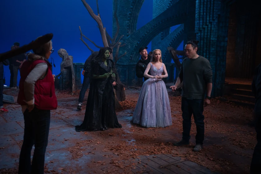 Jon M. Chu, Ariana Grande y Cynthia Erivo en wicked-parte-ii
