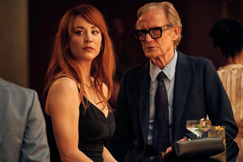 Bill Nighy y Kaley Cuoco en juego-de-roles
