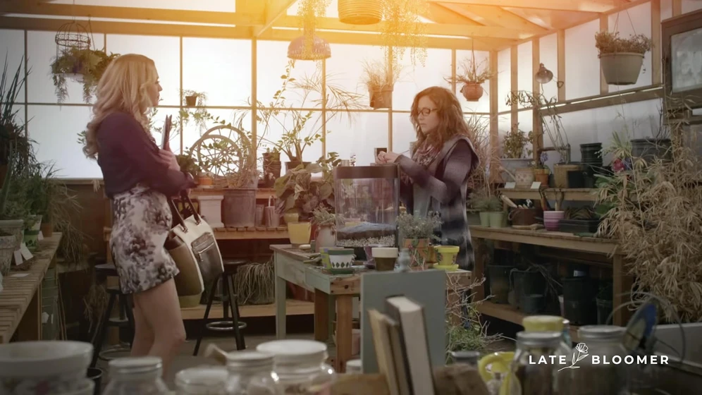 Italia Ricci y Brooke Newton en flor-tardia