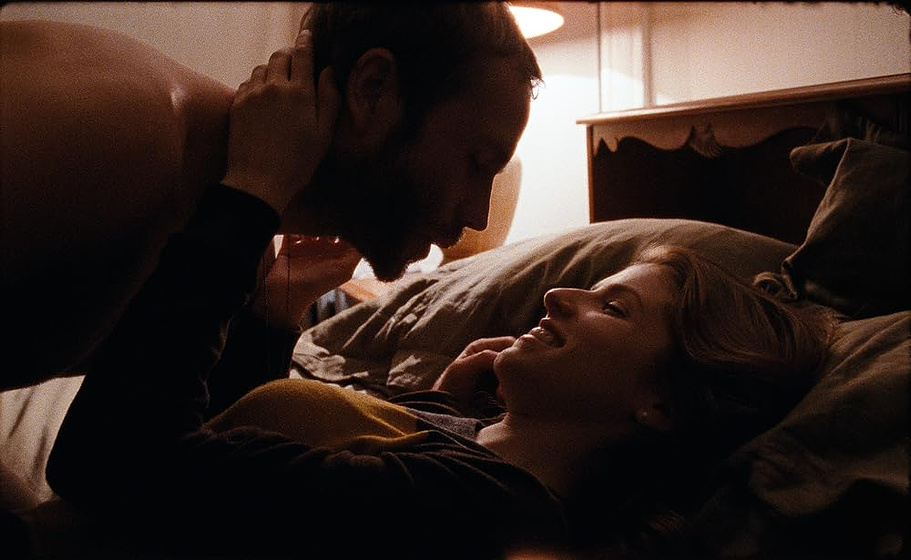 Mark Webber y Anna Kendrick en happy-christmas