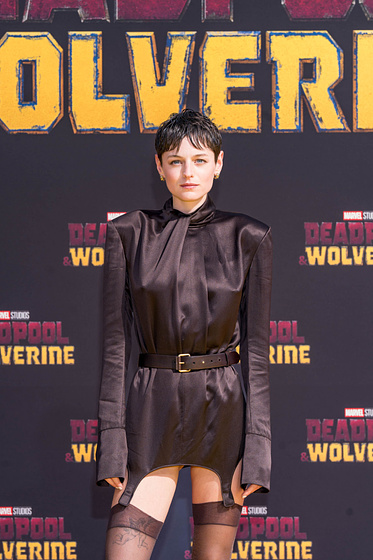 Emma Corrin en Deadpool y Lobezno