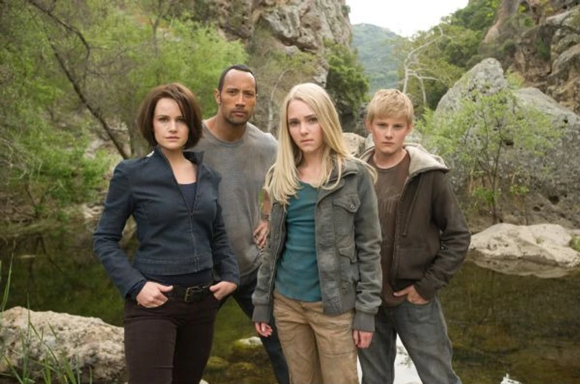 Dwayne Johnson, Carla Gugino, Annasophia Robb y Alexander Ludwig en La Montaña Embrujada