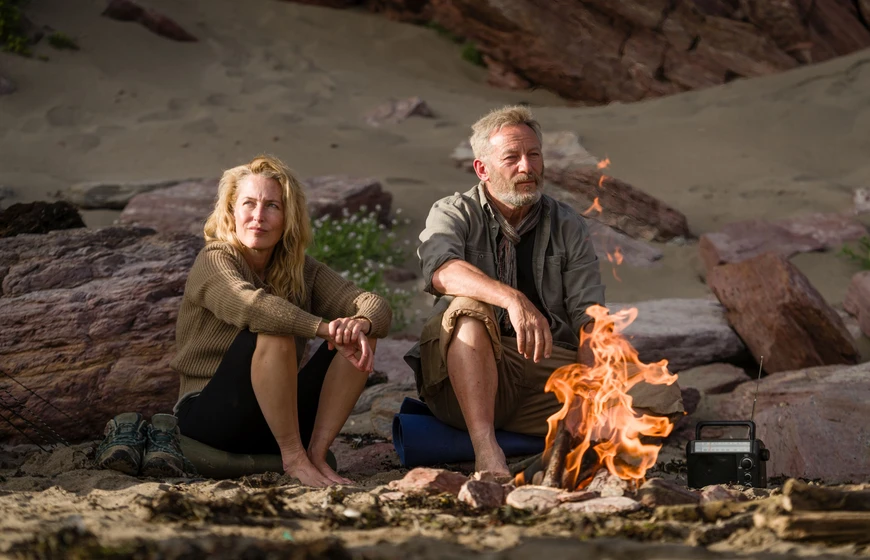 Jason Isaacs y Gillian Anderson en el-sendero-de-la-sal