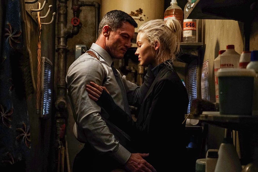 Luke Evans y Sasha Luss en Anna