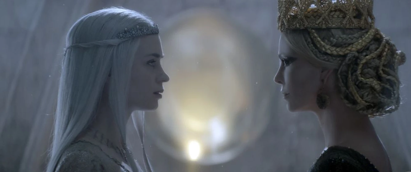Charlize Theron y Emily Blunt en El Cazador y la reina del hielo