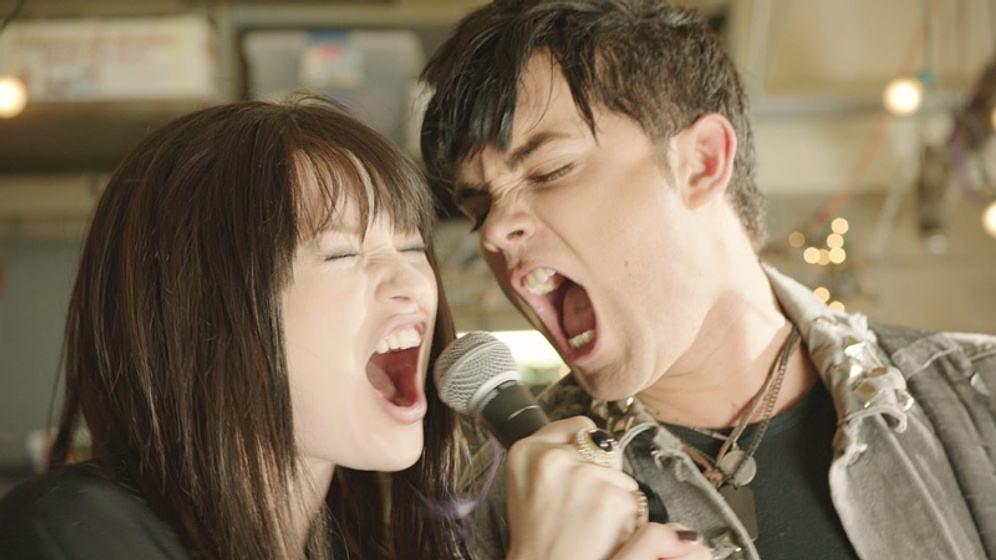 Emily Browning y Thomas Dekker en Plush
