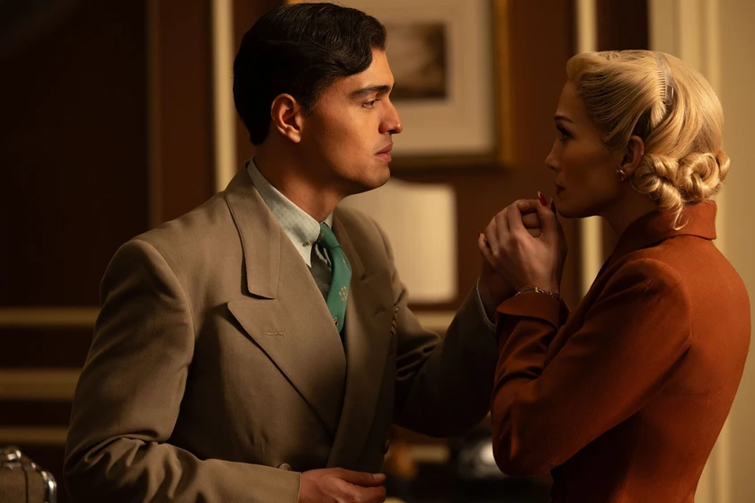 Jennifer Lopez y Tonatiuh en el-beso-de-la-mujer-arana-2025
